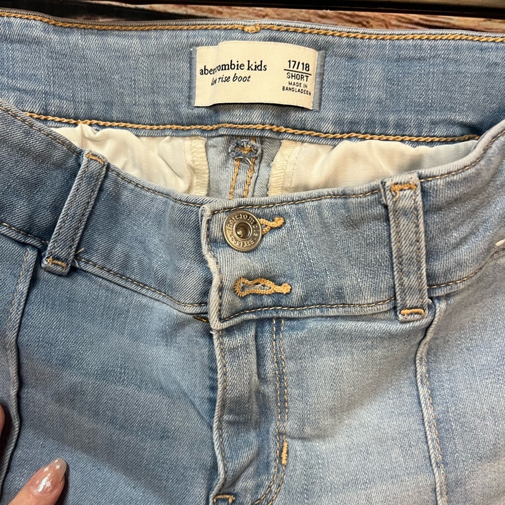 Abercrombie Kids Low Rise Boot Cut Light Wash Flared Jeans (051) - Picture 5 of 7